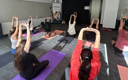 Prática do yoga com a renomada Professora Estefi, Diretora do Conselho da Yoga Australia